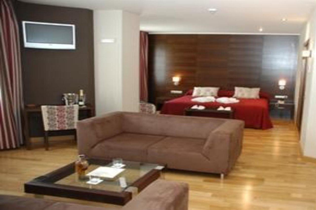 קויאדו-ויאלבה Hotel Fc Villalba מראה חיצוני תמונה