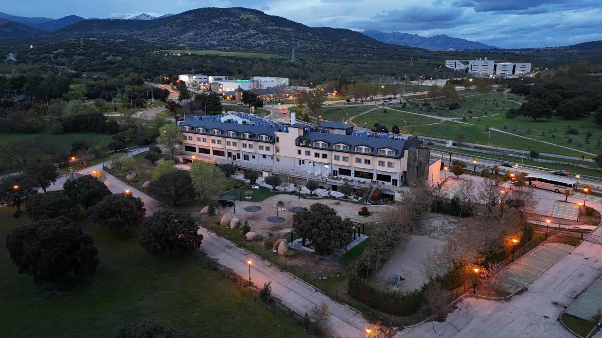 קויאדו-ויאלבה Hotel Fc Villalba מראה חיצוני תמונה